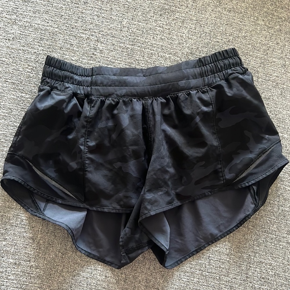 Lululemon Hotty Hot Low Rise Deep Coal Camo Shorts sz small 6 EUC